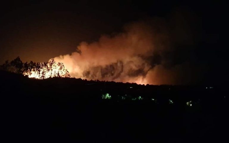 Grosso incendio alle porte di Nuoro, fiamme vicinissime alla città