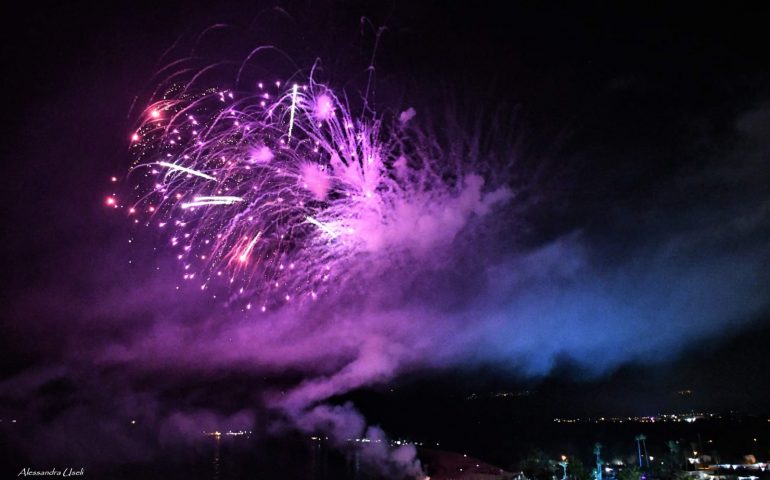 (GALLERY) La bellezza dei fuochi di Ferragosto che illuminano il cielo sopra San Gemiliano