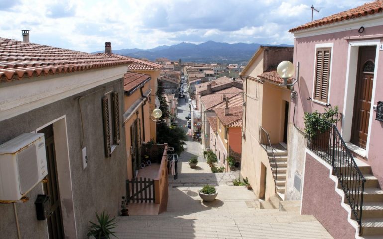 Sardegna, ragazza di 17 anni violentata in pieno centro abitato: due uomini arrestati