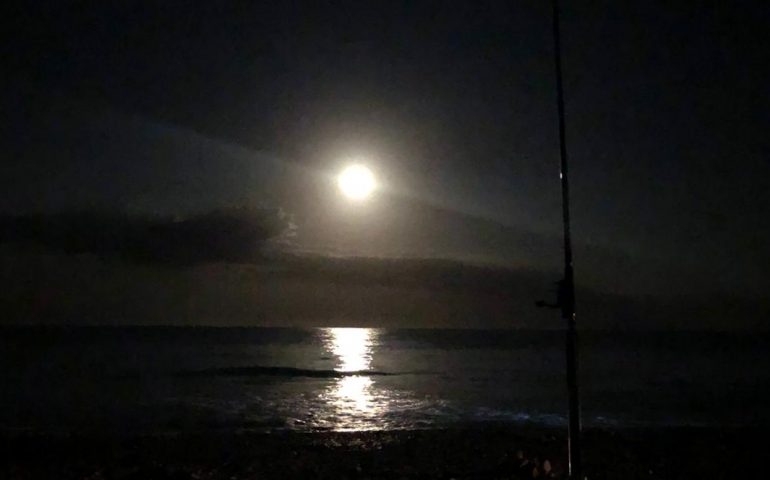 Le foto dei lettori. Magica luna a Melisenda nello scatto di Beatrice Foddis