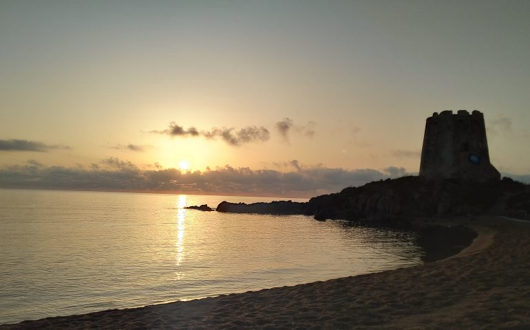 Le foto dei lettori. Il sole sorge sulla Torre di Bari Sardo: un miracolo mattutino