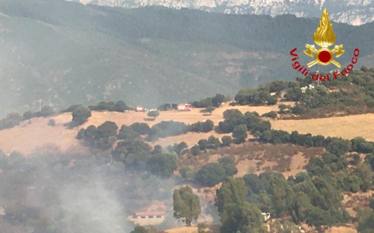 (VIDEO E FOTO) Vigili del fuoco di Nuoro in azione per spegnere numerosi incendi