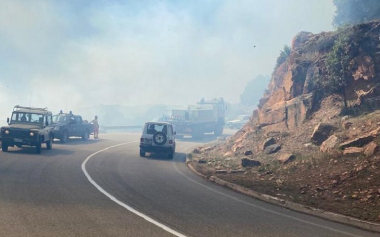 (VIDEO) Incendio nei pressi di Arzana, in azione l’elicottero