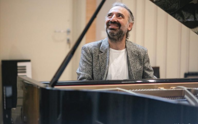 A Rocce Rosse Blues Stefano Bollani, lo straordinario jazzista che fa della musica ciò che vuole