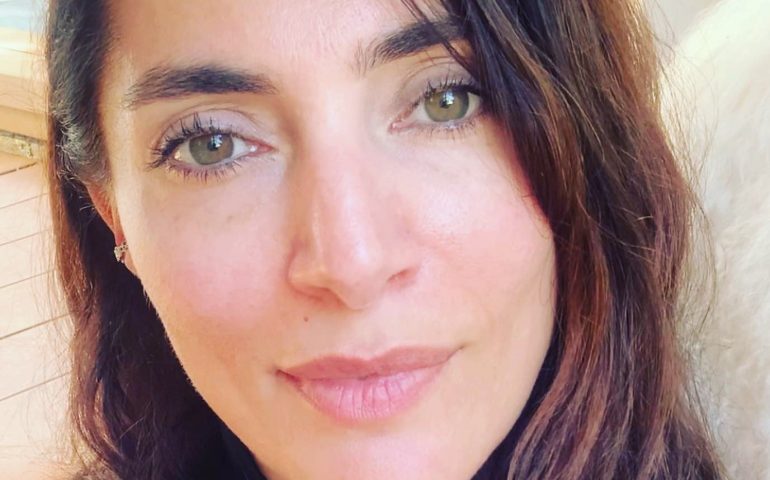 L’appello di Caterina Murino: «Non disdite le vacanze in Sardegna ma usate tutte le precauzioni»