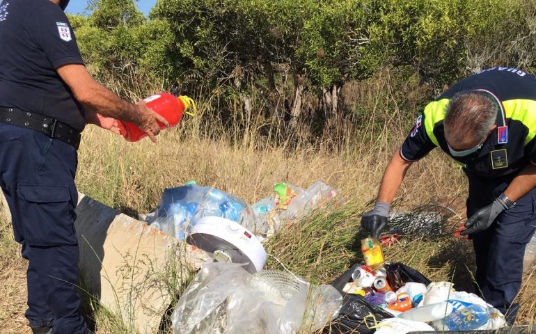 Tortolì, discarica abusiva nei pressi dell’aeroporto. Tra i rifiuti, alcuni utili indizi per risalire ai colpevoli