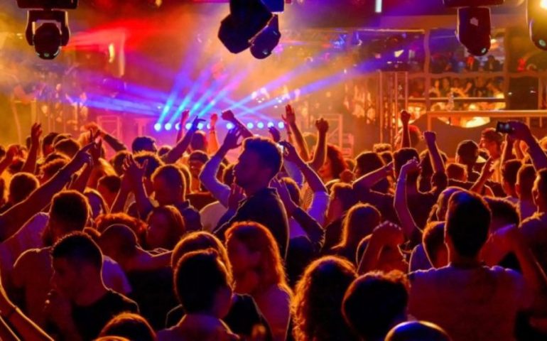 Ufficiale, da domani chiuse le discoteche. Nuove regole sull’uso delle mascherine