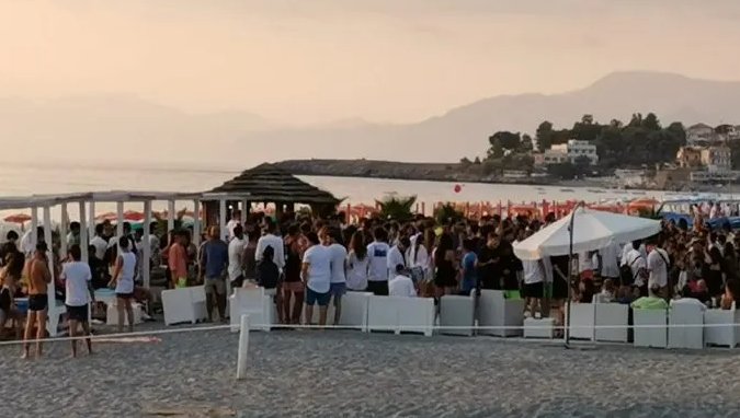 Niente balli in spiaggia né in stabilimenti balneari: la Sardegna si adegua con una nuova ordinanza