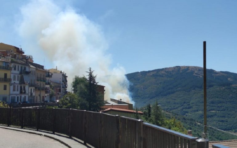 Seui, fiamme in località Binja Manna: in volo due elicotteri
