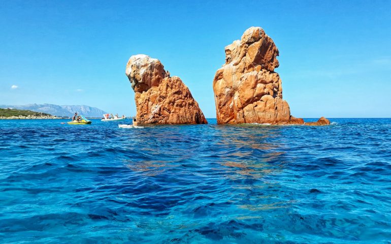 Le foto dei lettori. I faraglioni di Cea: l’immagine più bella che vedrete oggi