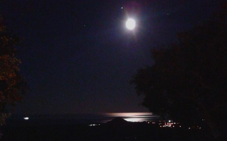 Le foto dei lettori. Marina di Cardedu by night: quando l’oscurità della notte è bellissima