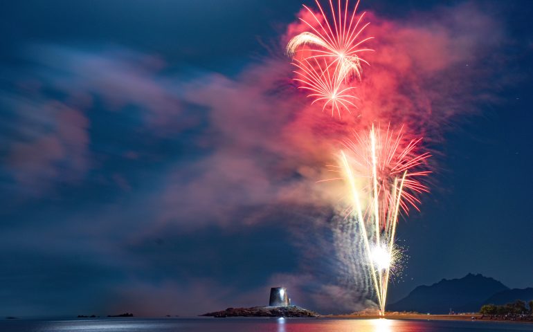 Le foto dei lettori. Fuochi d’artificio alla Torre di Bari Sardo