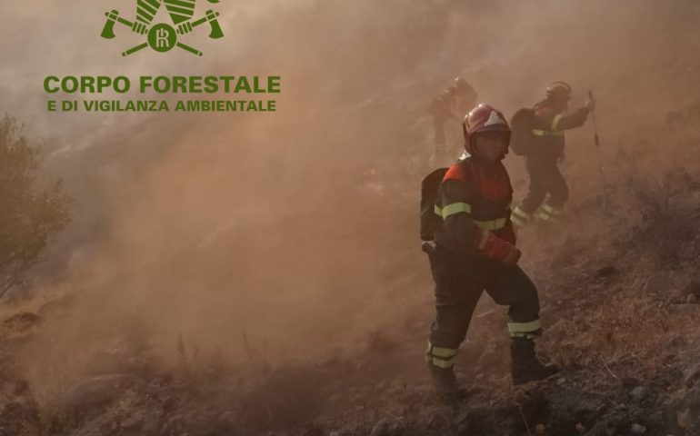 L’Isola continua a bruciare, in fiamme le campagne di Siniscola