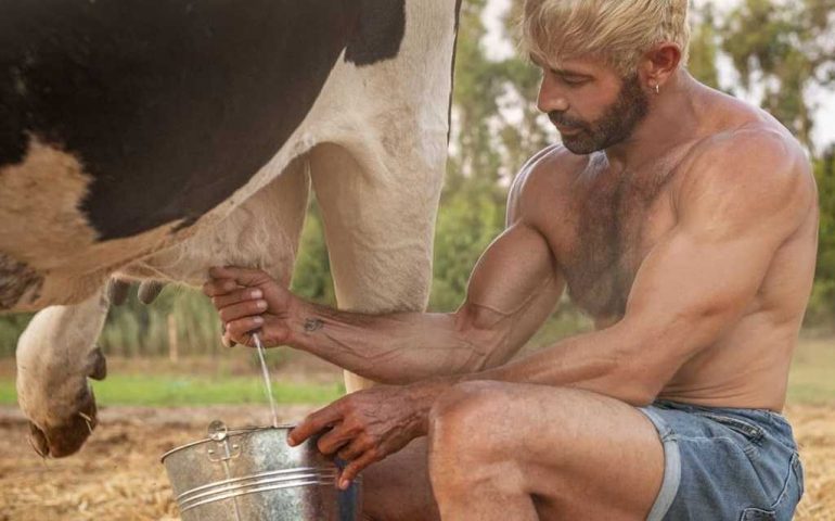 Vuole sponsorizzare il vero pecorino sardo, ma munge una mucca. Il ballerino Gianni Sperti al centro delle polemiche social