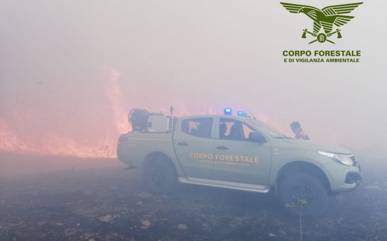 Incendi, arrestati due volontari della Protezione Civile: sorpresi dalle telecamere ad appiccare un rogo