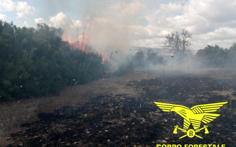 Ancora fuoco, l’Isola brucia: in volo gli elicotteri antincendio, a peggiorare le cose il forte vento