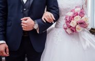 Sindaco sardo vieta con un’ordinanza la rottura del piatto nei matrimoni: multe fino a 500 euro