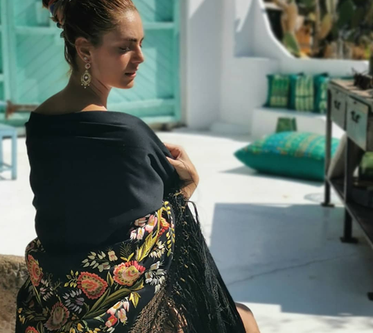 Miriam Leone su Instagram con lo scialle dell’abito tradizionale di Oliena: “Sardegna che mi abbraccia”