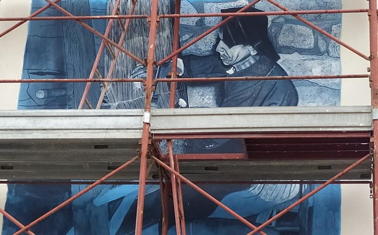 Work in progress con il temporale: ieri Antonio Aregoni a Talana per un nuovo murale