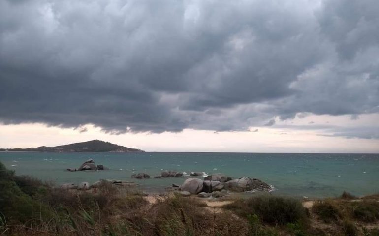 Le foto dei lettori. La spiaggia di Orrì quando arrivano le nuvole: bellezza e malinconia in uno scatto