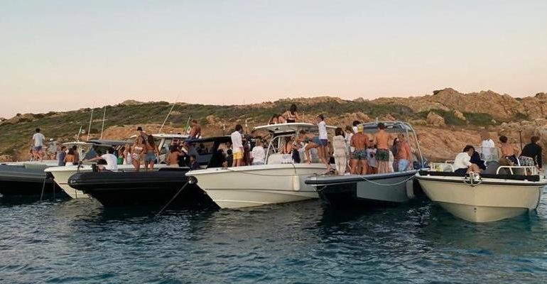 Party in barca davanti all’isola di Mortorio, zona a tutela integrale: interviene la Guardia Costiera