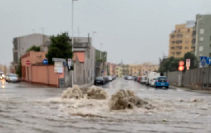 Maltempo: Pirri sott’acqua. Strade allagate e tombini divelti dalla furia dell’acqua