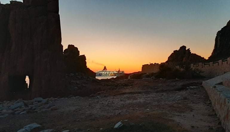 Le foto dei lettori. Sorge il sole sulle Rocce Rosse di Arbatax nello scatto di Marcella Marongiu