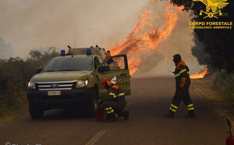 Macomer, fiamme nelle campagne: in volo l’elicottero del Corpo Forestale