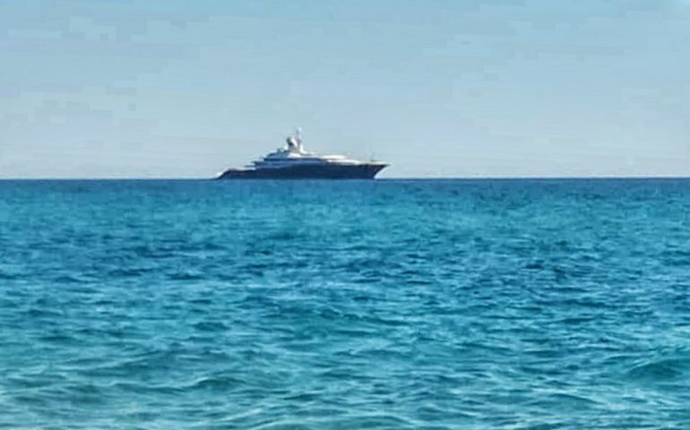 Il superyacht del politico del Quatar al largo di Bari Sardo