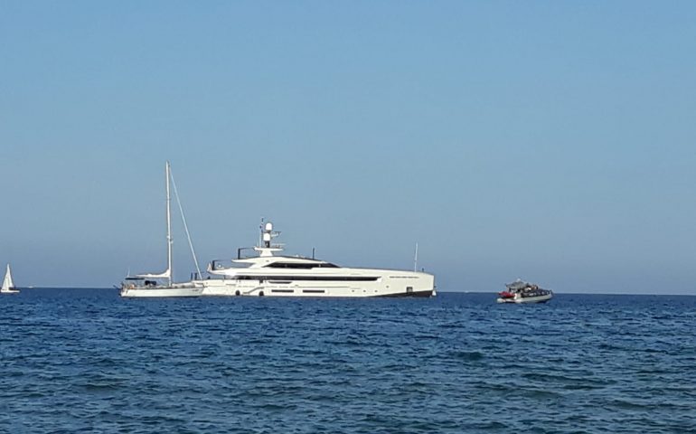 Il superyacht del miliardario Lloyd Dorfman al largo delle coste ogliastrine, fermo a Santa Maria