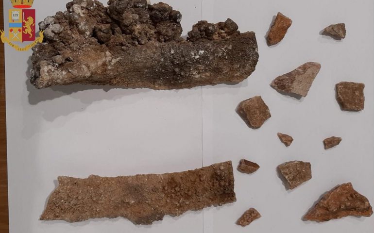 Cagliari, turista fermato all’aeroporto con una stalattite di 30.000 anni della Grotta del Fico di Baunei