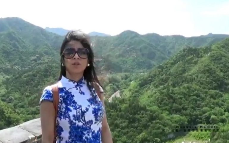 (VIDEO) L’ogliastrina Manuela Mameli canta “No potho reposare” sulla Grande Muraglia Cinese