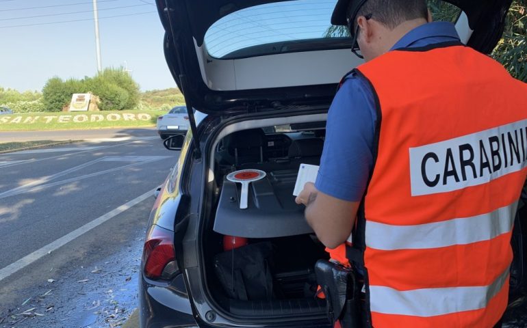 San Teodoro, in macchina con cocaina, eroina e un coltellaccio. Nei guai un 36enne