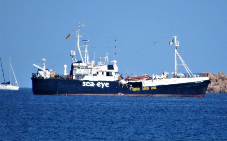 Alan Kurdi: la nave ha il permesso di attraccare a Olbia, in mattinata lo sbarco