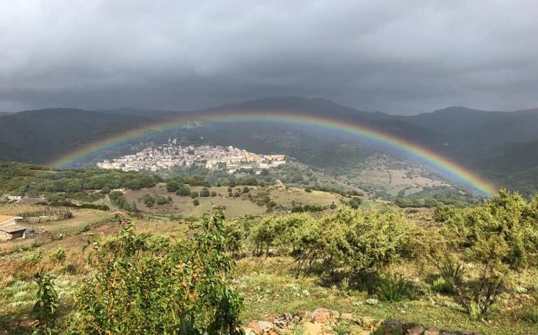 La foto. Panorama mozzafiato a Seulo: lo “scudo” arcobaleno protegge il paese