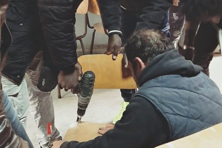 Banchi monoposto per le scuole: a Oristano si ricicla e si tagliano in due quelli “vecchi”
