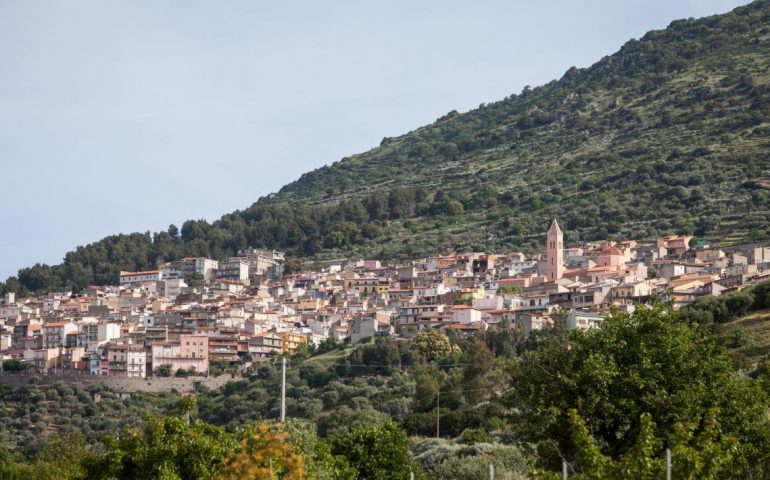 Bolotana, scritte contro la Sindaca Motzo: “A fora su Sindigu” in stampatello