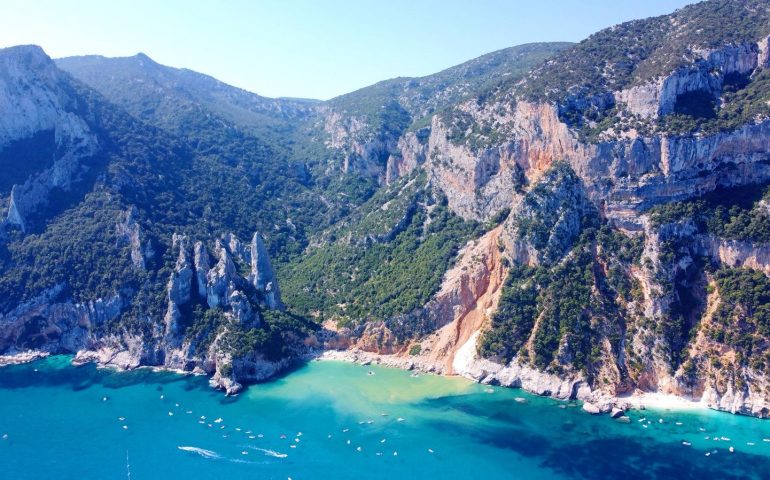 In questi giorni il colore dell’acqua di Cala Goloritzé è inconsueto. Il fenomeno spiegato dai Barracelli