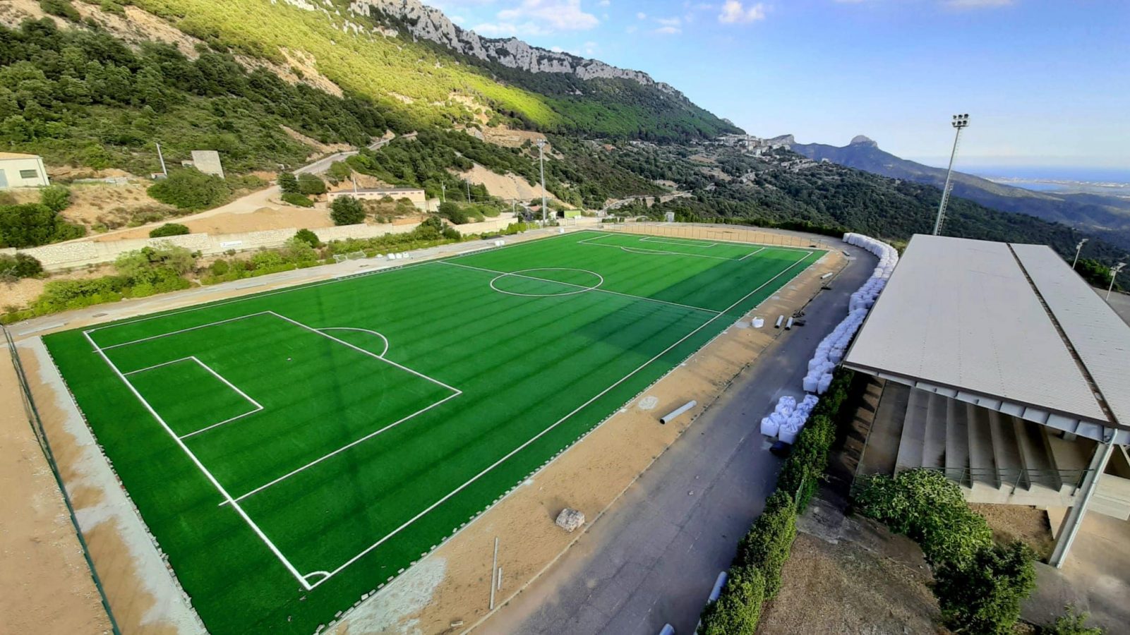 Baunei ha il nuovo campo sportivo. L'amministrazione «È come lo avevamo sempre immaginato e