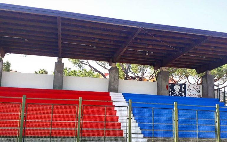 La fotonotizia. Proseguono senza sosta i lavori allo Stadio Fra Locci di Tortolì. Tra gli spalti, anche un murale per “Cicci”