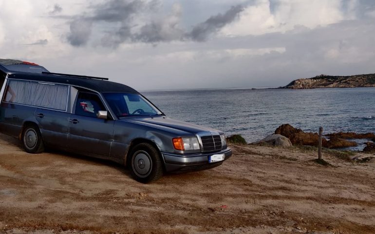 La foto: se la realtà supera la fantasia, in vacanza col carro funebre