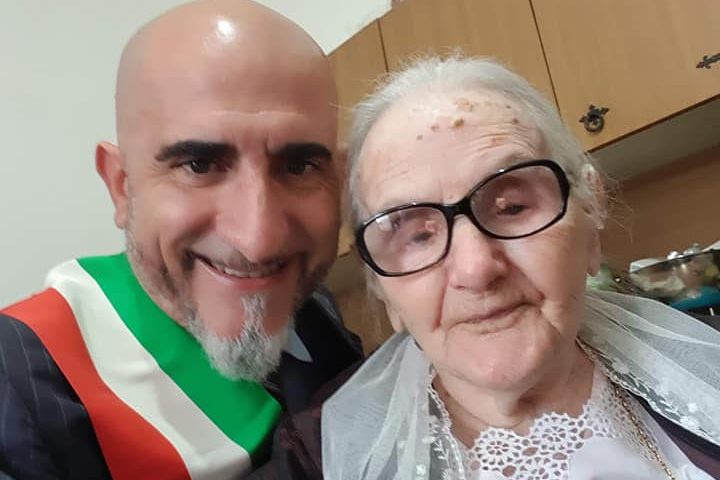 Ogliastra da record. Arzana festeggia i 102 anni di Tzia Maria Pirarba