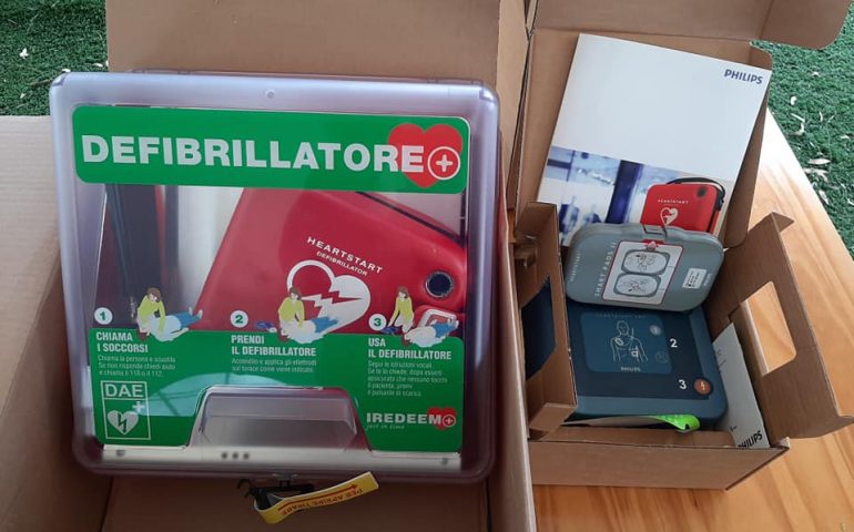 Bari Sardo, nell’Area Sosta Camper Torre di Bari Sardo acquistato un defibrillatore: il DAE disponibile 24 ore su 24