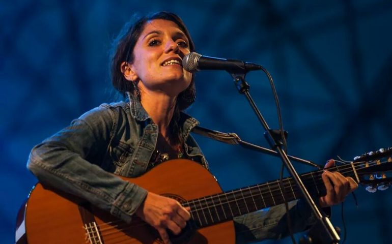 Le donne che ci piacciono. La cantautrice cagliaritana Chiara Effe: “Sposata con la musica, finché morte non ci separi. Forse anche dopo”