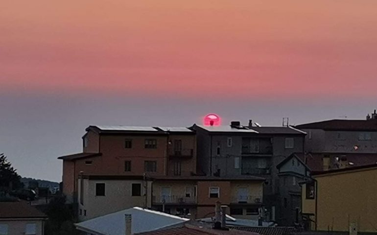 Le foto dei lettori. Il sole sui tetti di Lanusei come una ciliegina sulla torta