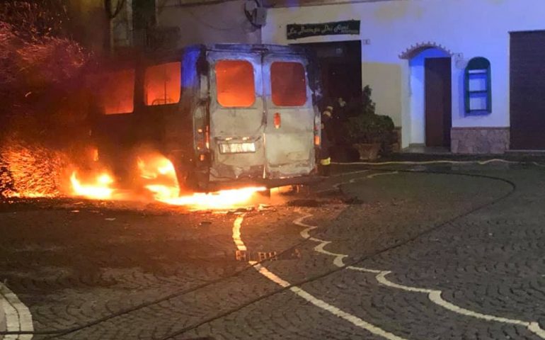 Jerzu, in fiamme nella notte il furgone del consigliere comunale Fabrizio Contu