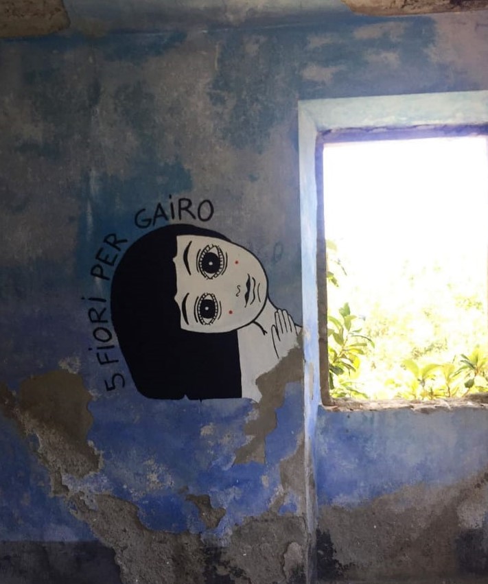 Foto dei disegni apparsi sui muri di Gairo vecchio.