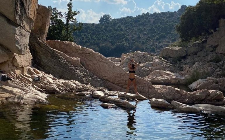 La fotonotizia. Geppi Cucciari a Bau Mela, Villagrande: “Atteru che Niagara”