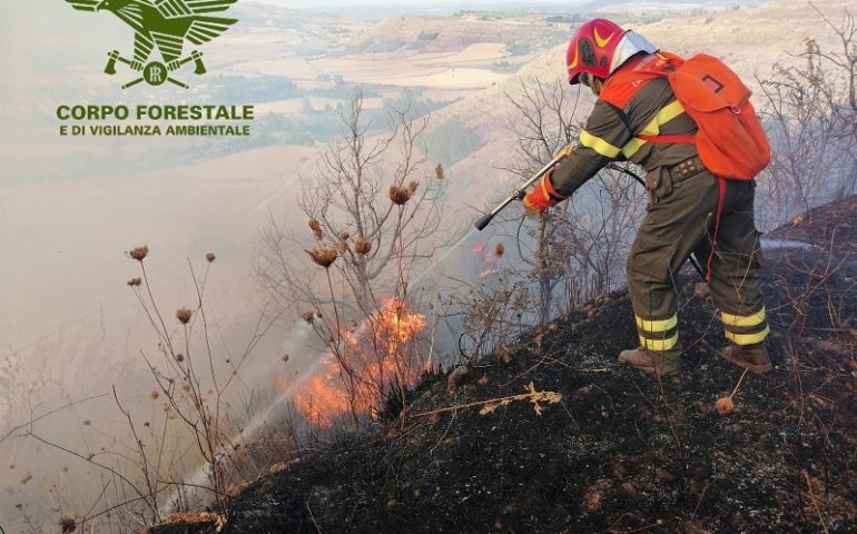 Incendio nelle campagne di Sindia, elicottero in volo. Coordina le operazioni il DOS del Corpo Forestale di Macomer