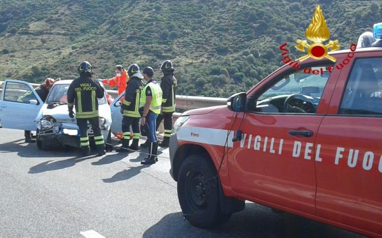 Auto contro il guard-rail: due incidenti simili sulla 131